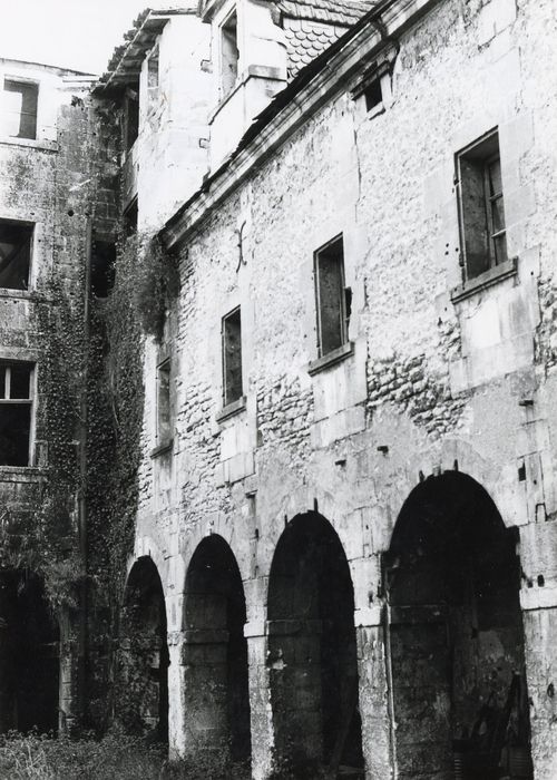 cour du cloître, vue partielle des façades