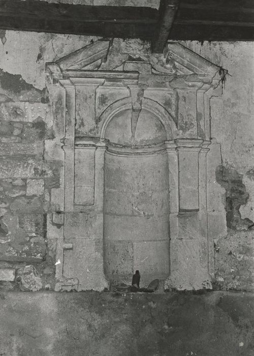 détail d’une niche sculptée sur le flanc sud de l’église Saint-Léger