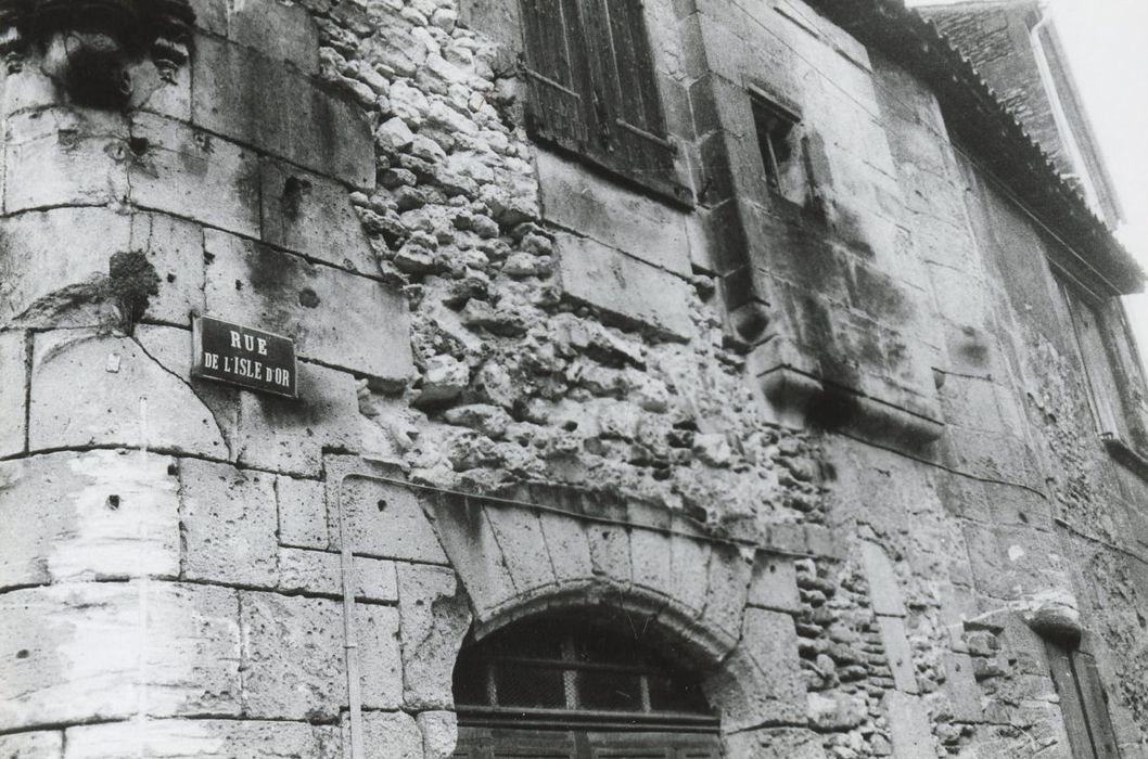 façade sur rue, vue partielle