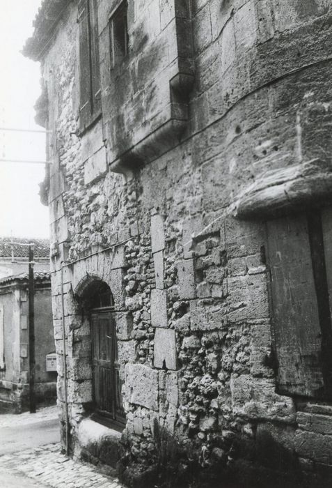 façade sur rue, vue partielle