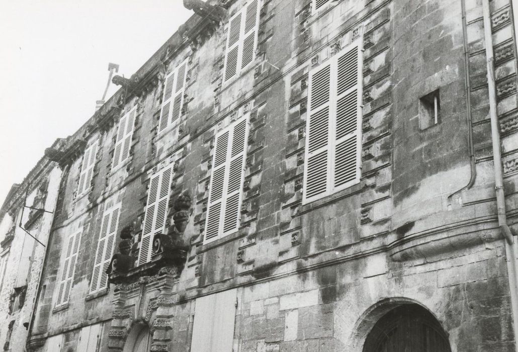 façade sur rue, vue partielle