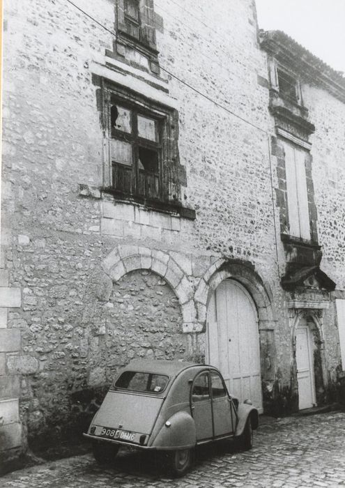 façade sur rue, vue partielle