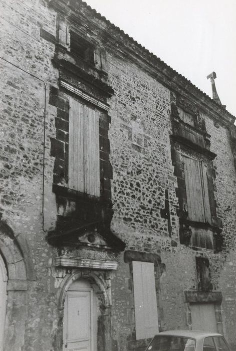 façade sur rue, vue partielle