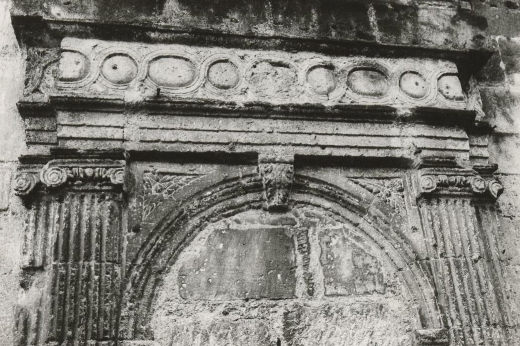 porte d’accès sur rue, vue partielle