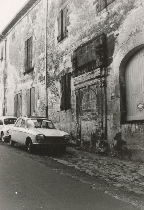 façade sur rue, vue partielle