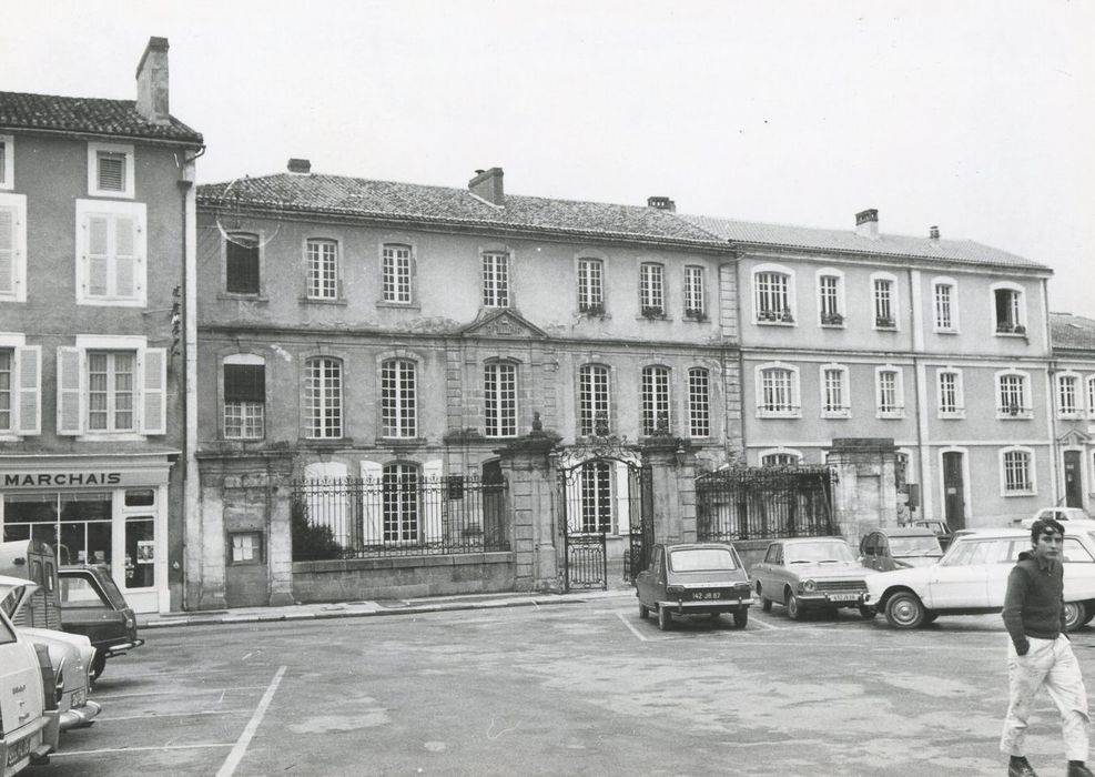 vue générale de l’hôtel dans son environnement urbain