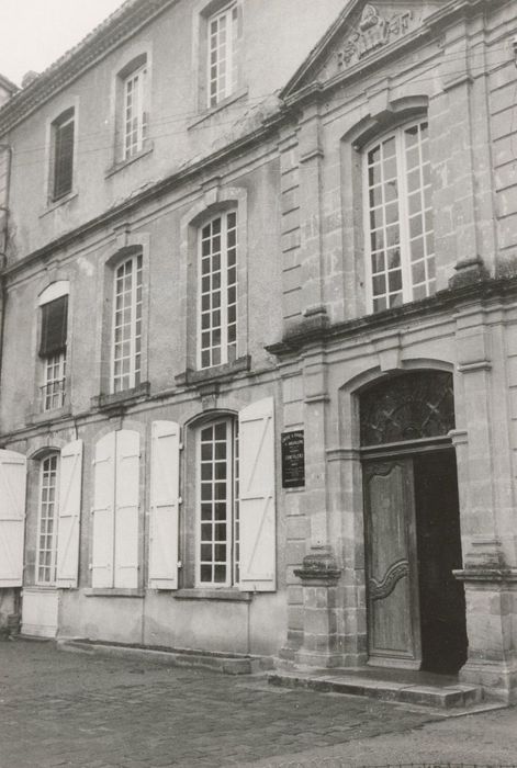 façade sur cour, vue partielle