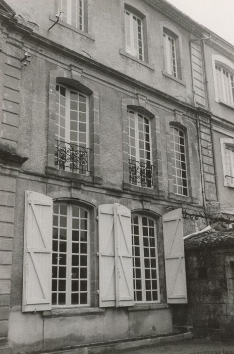 façade sur cour, vue partielle