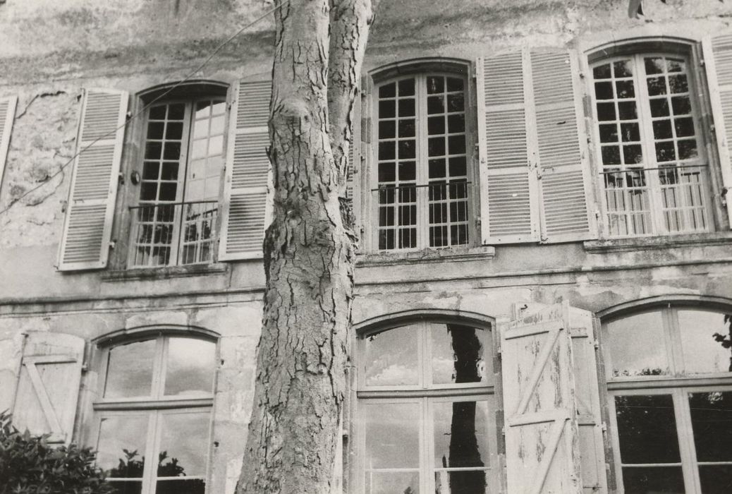 façade sur jardin, vue partielle