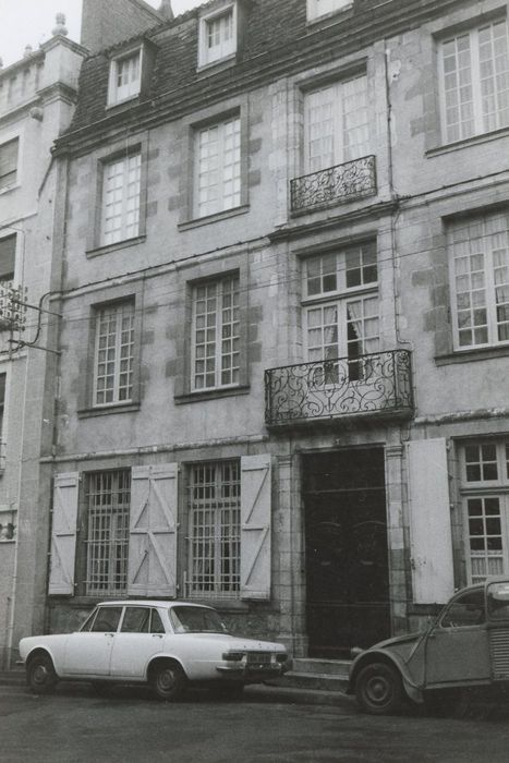 façade sur rue, vue partielle