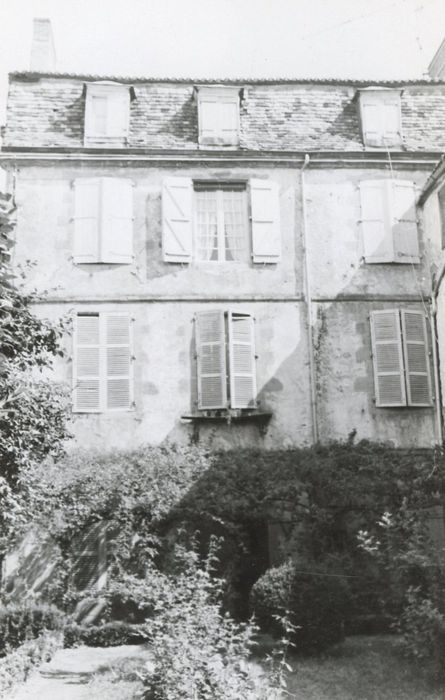 façade sur jardin, vue partielle