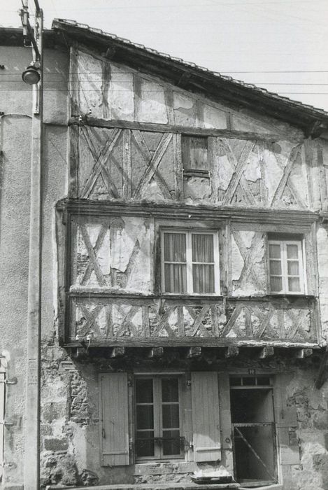 façade sur rue, vue partielle