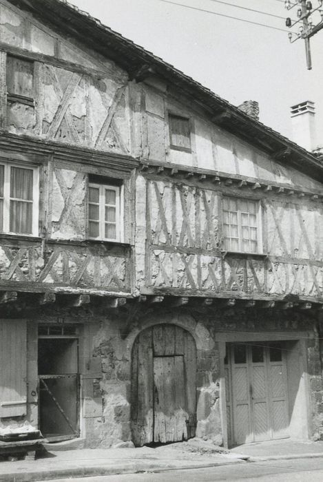 façade sur rue, vue partielle