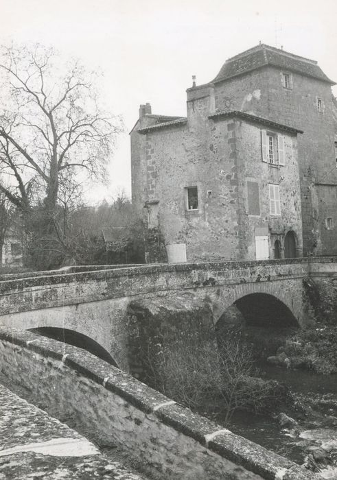 vue partielle du manoir depuis la rive nord du Goire