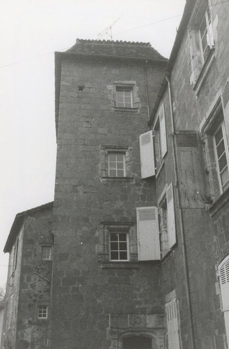 façade sud sur rue, vue partielle