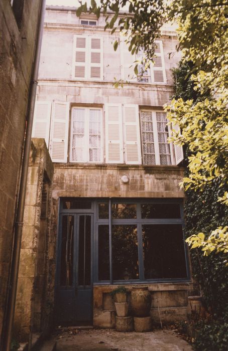 façade de la maison en fond de cour