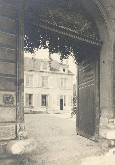 façade sur cour, vue partielle