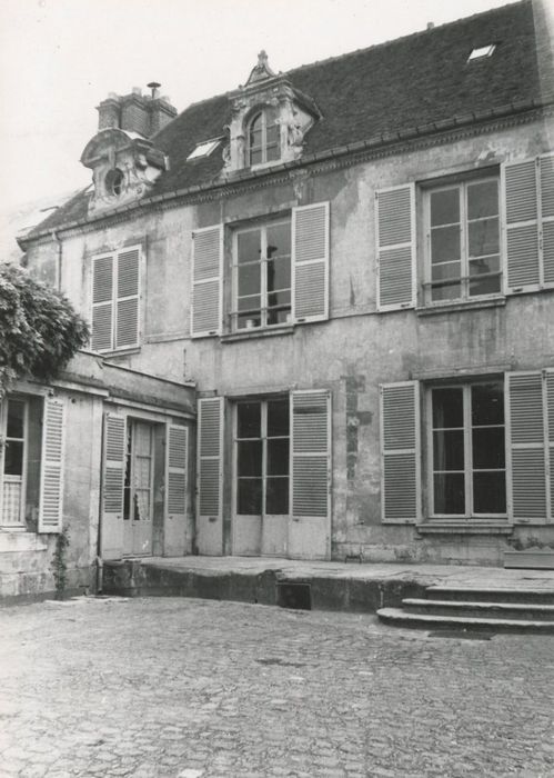 façade sur cour, vue partielle