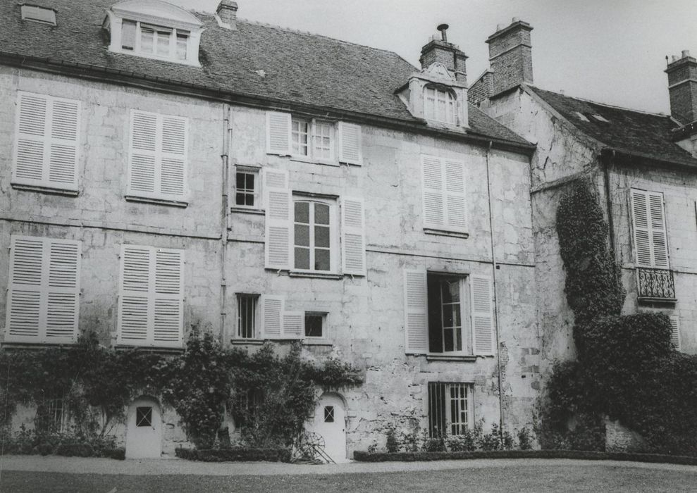 façade sur jardin, vue partielle