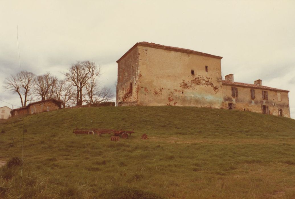 vue générale du château dans son environnement depuis l’Est