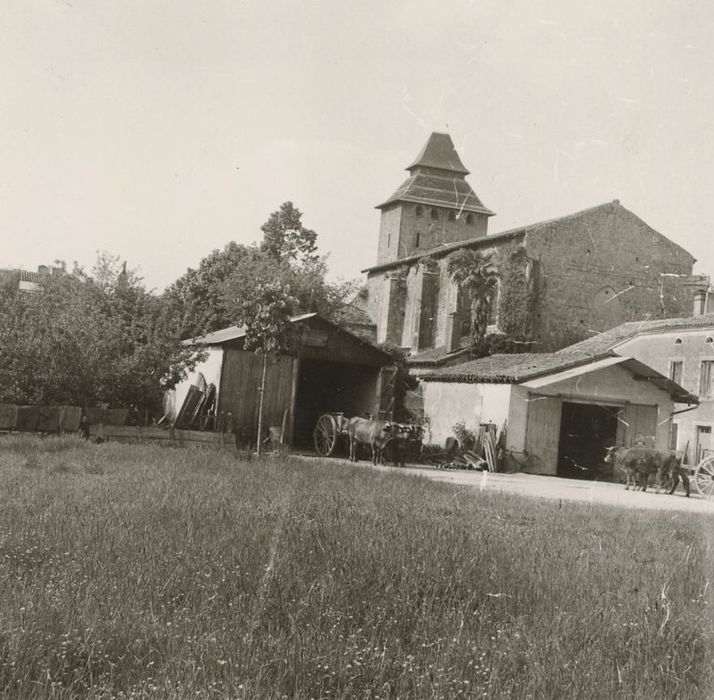 vue partielle de l’église dans son environnement depuis le Sud-Ouest