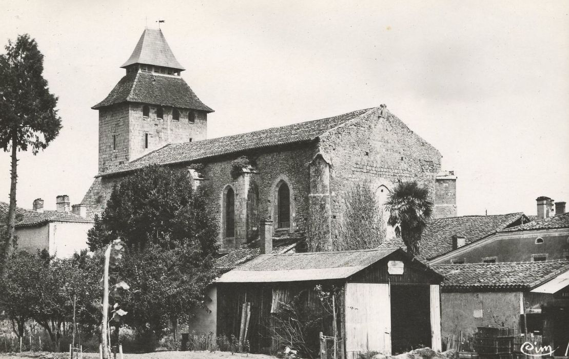 vue partielle de l’église dans son environnement depuis le Sud-Ouest