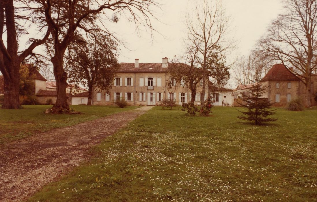 vue générale du château dans son environnement depuis le Sud-Est