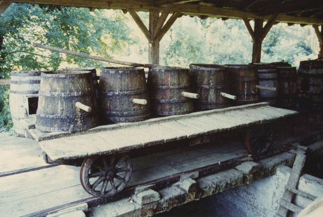 bâtiment de stockage, wagonnet de transport avec des « quartes » (seaux de bois)