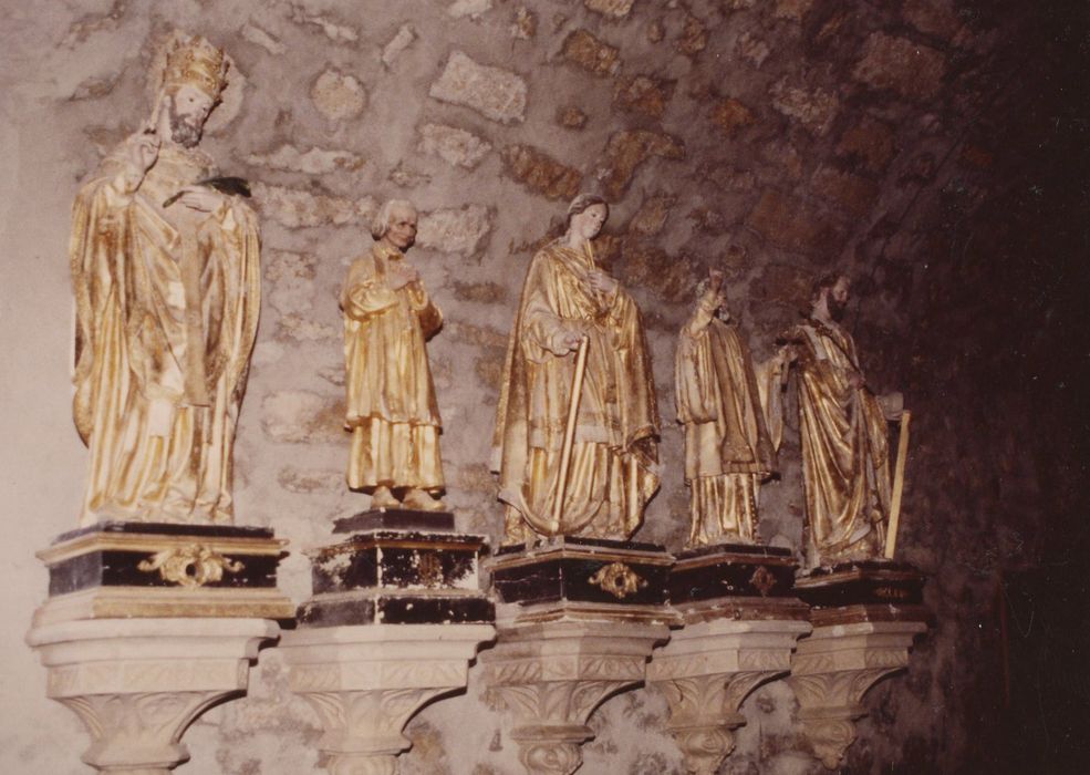 statues : Curé d’Ars, pape non identifié, sainte Philomène, saints non identifiés