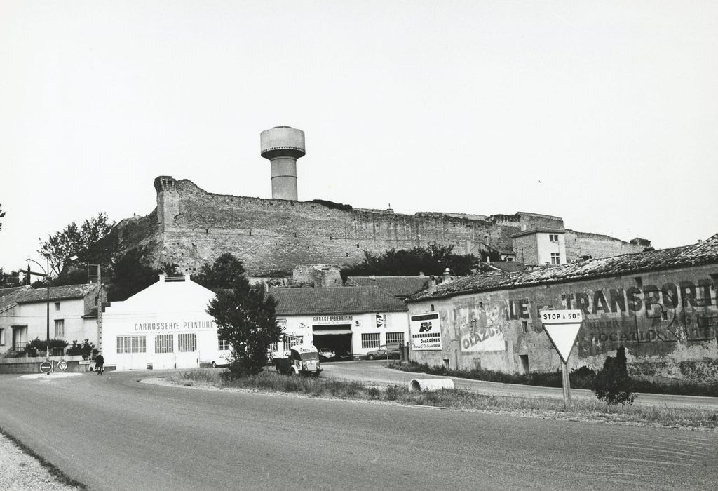 vue générale des remparts dans leur environnement depuis l’Ouest