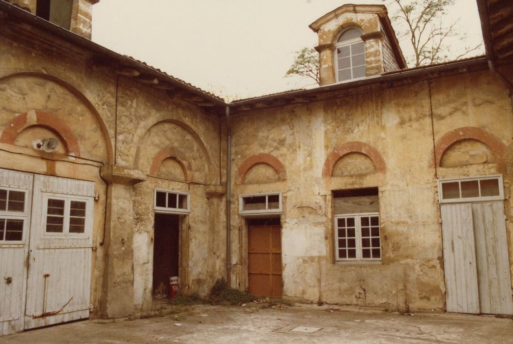 cour intérieure, façades nord et est, vue partielle