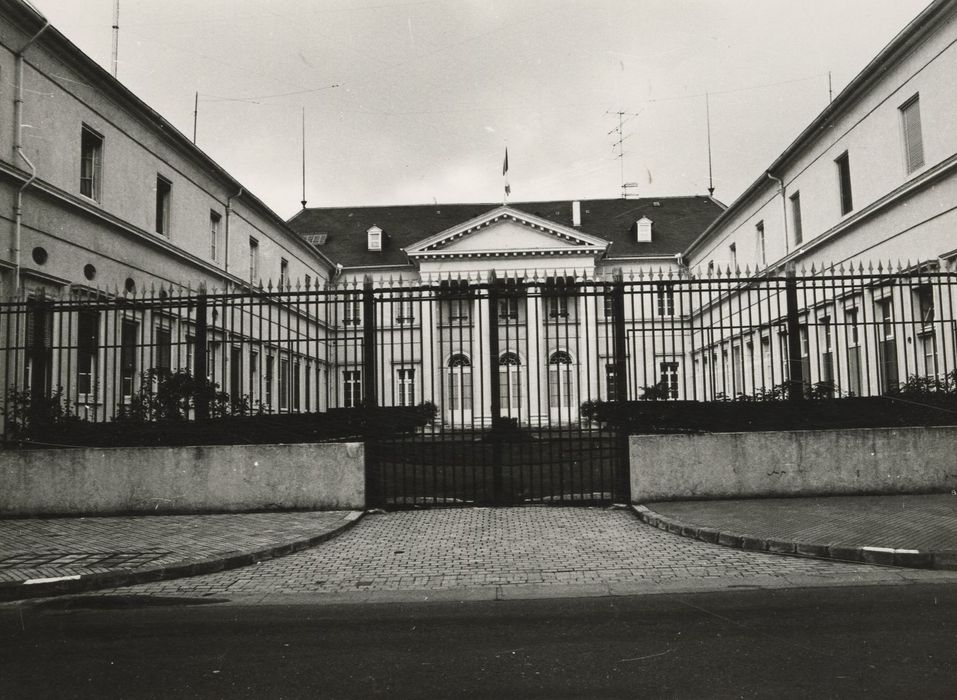 ensemble des façades sur la cour d’honneur depuis la rue