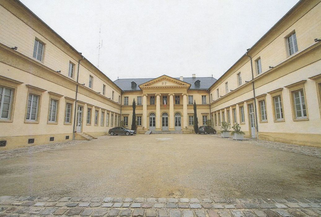 ensemble des façades sur la cour d’honneur (photocopie numérisée)