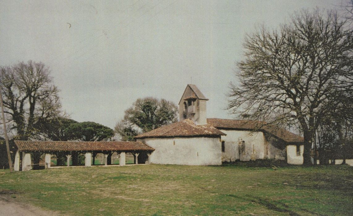 Vue générale de l’église dans son environnement depuis le Sud (photocopie numérisée)