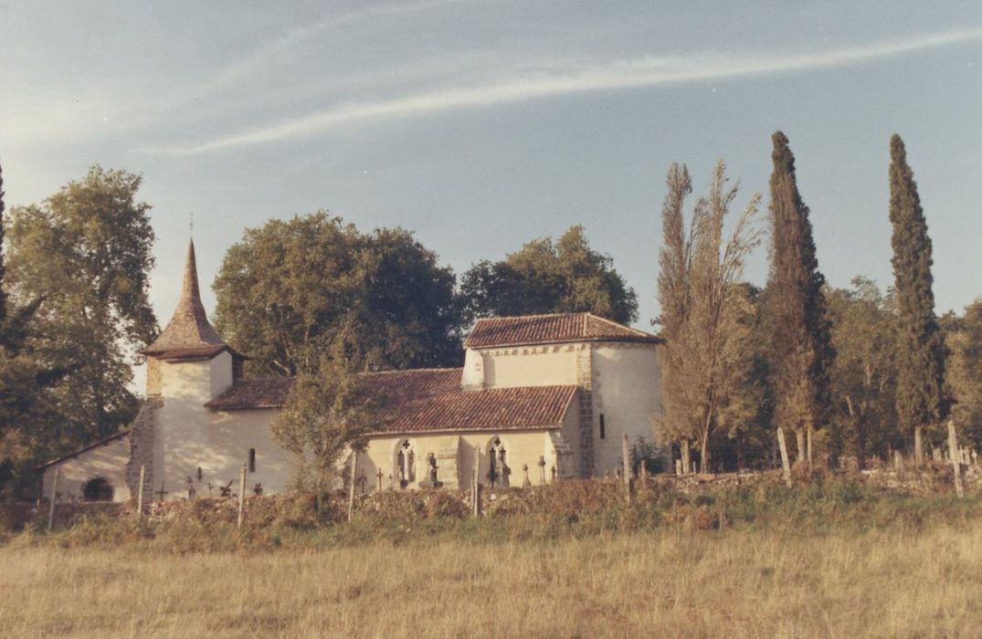 vue générale de l’église dans son environnement depuis le Sud