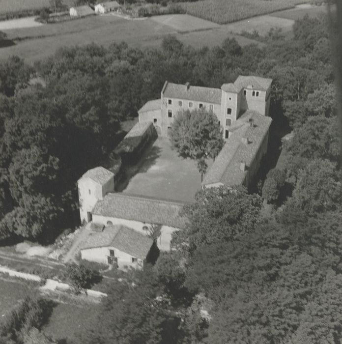 vue aérienne du château dans son environnement