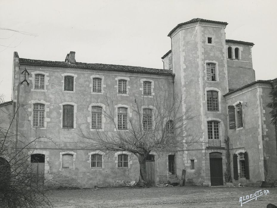 aile ouest, façade est sur cour