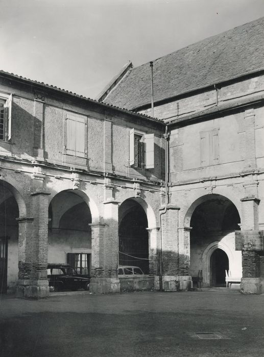 cloître, angle nord-ouest