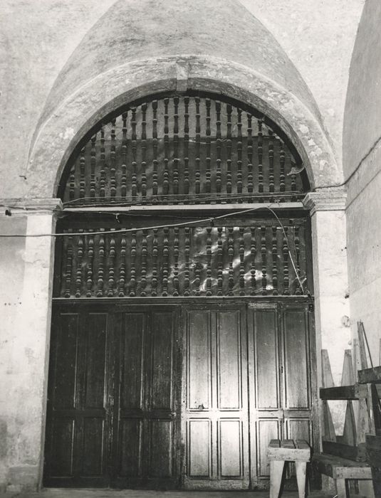 porte et grille en bois dans la galerie ouest du cloître