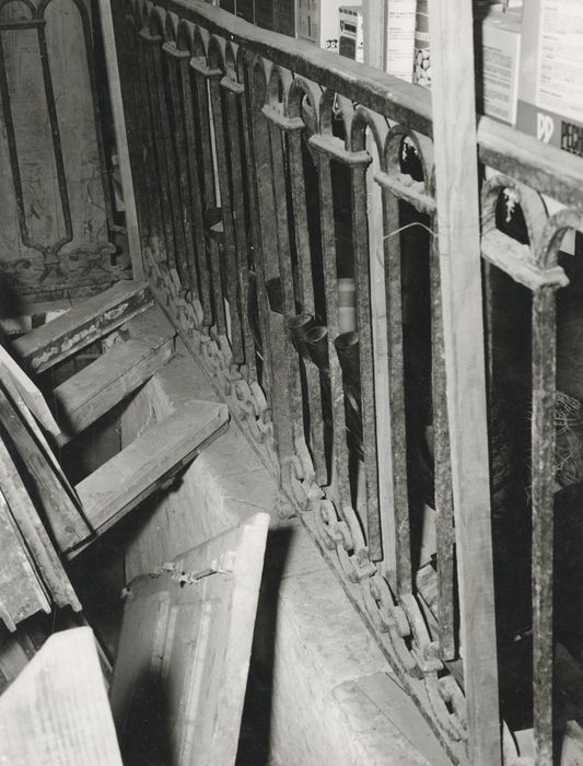 détail de la rampe d’escalier installée dans la salle capitulaire