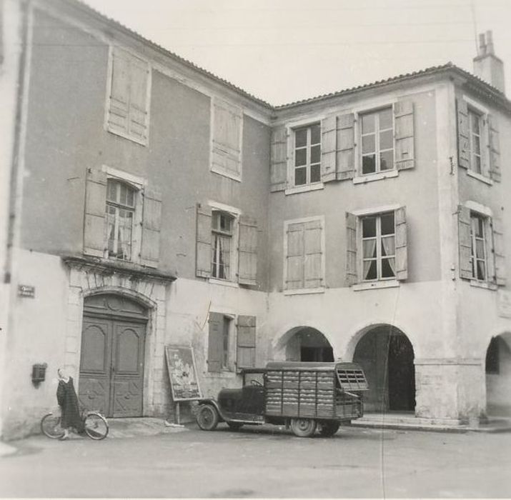 façades sur rue, vue partielle