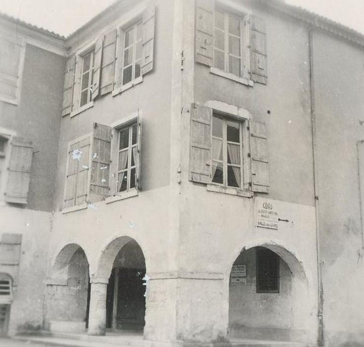 façades sur rue, vue partielle