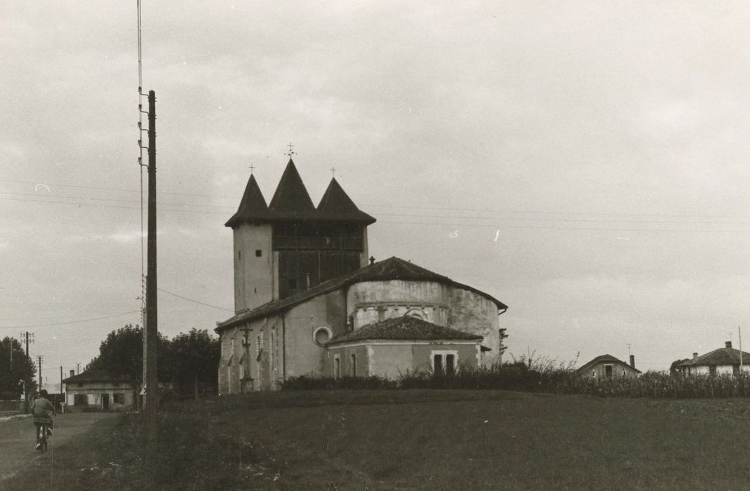 vue générale de l’église dans son environnement depuis l’Est