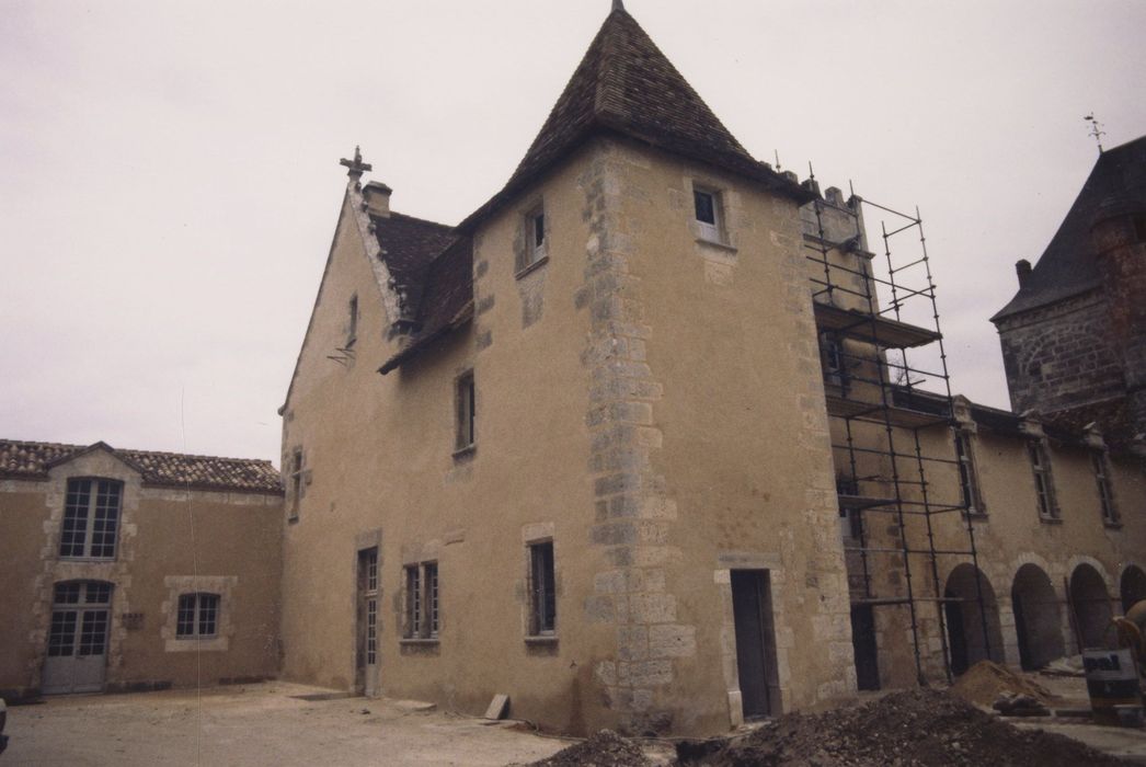 aile ouest, façades sud et est sur la cour intérieure