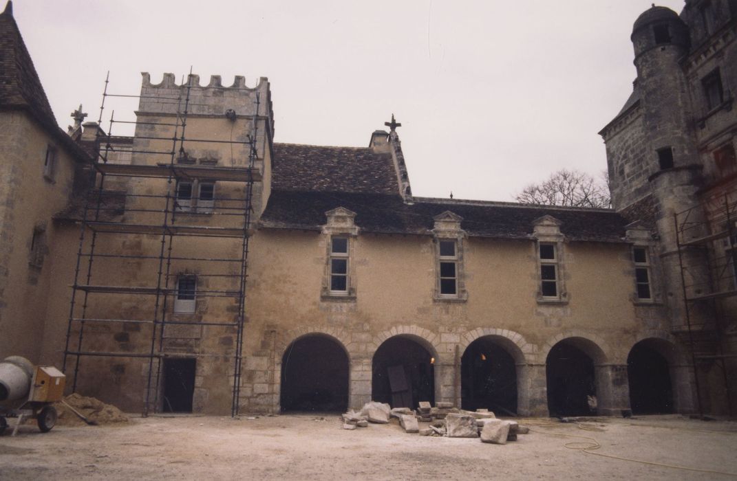 aile ouest, façade est sur cour