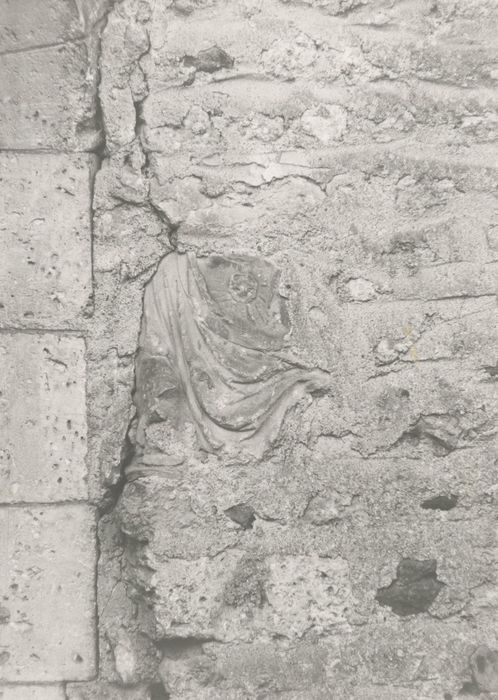 statue (fragment) : saint non identifié réemployé dans le mur est de la sacristie