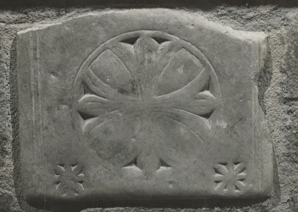 maître-autel, détail d’un fragment d’un bas-relief réemployé