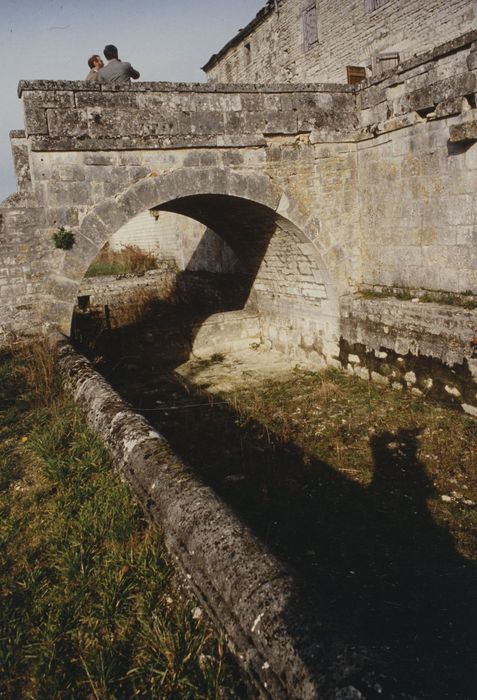 pont sur le bassin situé à l’ouest