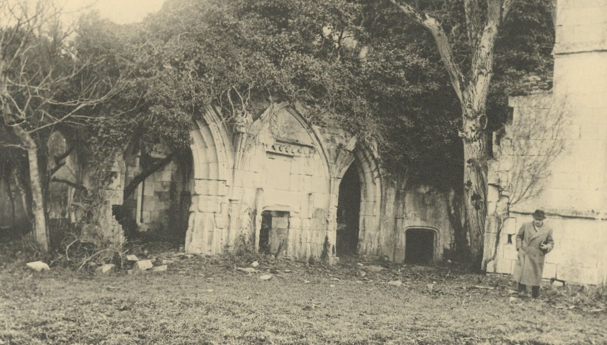 cloître ruiné, vue partielle