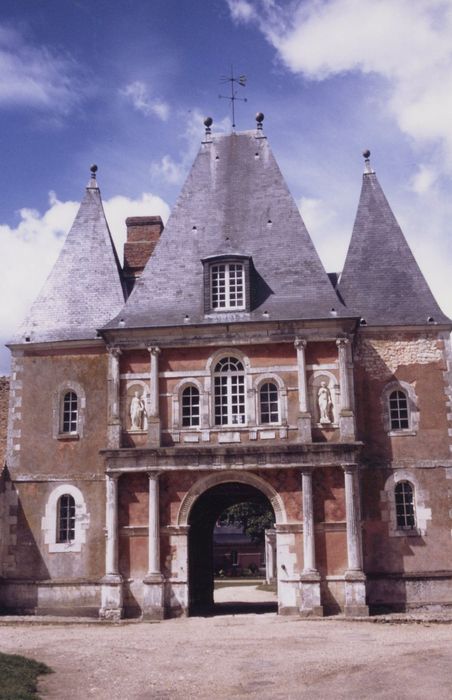 châtelet d’entrée, façade est